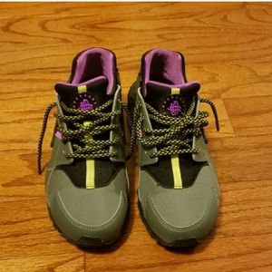 Boys(size 6.5)Nike hurraches*RARE cute COLOR*